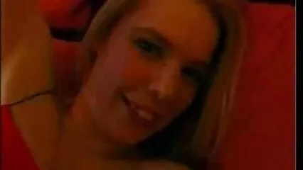 Jeune lesbienne avec une fille poilue se masturbe dans salopes en petites culottes les buissons et jouit