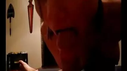 Une forte éjaculation obtient le visage d'une fille brune salopes portugaises après un baiser