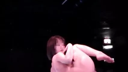 Un homme a une grosse grosse cochonnes françaises bite dans le cul d'une belle blonde.