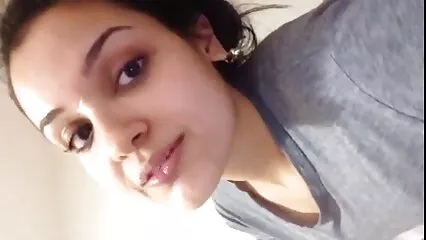 Jolie fille après le bain salopes sexy fait de la fumée et baise avec son baiser préféré