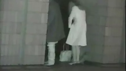 Le mec réveille une fille aux gros seins pour baiser, vieille grand mere cochonne et un ami en embrasse une autre