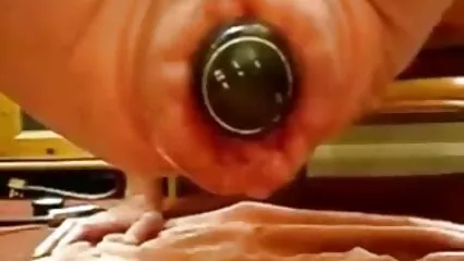 Embrassé par une belle brune Trans dans le cul et salopes en string entre les seins d'un bel homme
