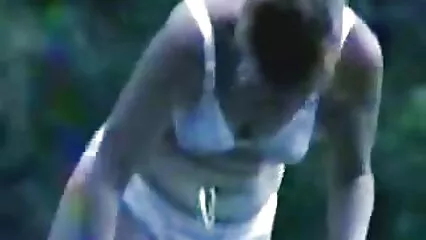 Christina aime les baisers avec des mecs musclés sous le soleil cochonnes françaises brûlant