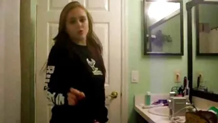 Une beauté videos femmes salopes jeune et mince fait le buzz en se masturbant en solo.