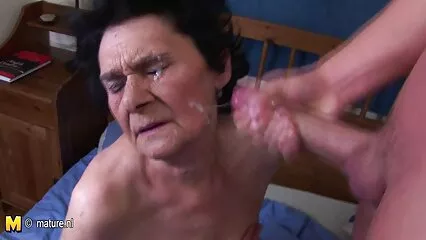 une jeune femme russe se fait masser et video sex cochonne éjaculer avec sa copine