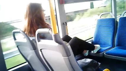 Grosse bite dans le sexy salopes cul d'un homme pendant le fisting