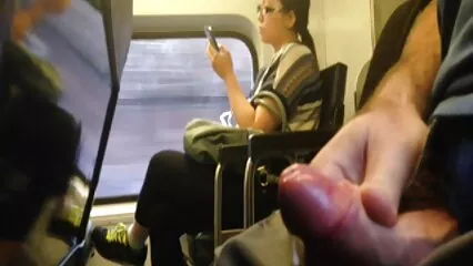 Un mec à grosse bite va visiter tous les salopes matures poilues trous de la salope coquine