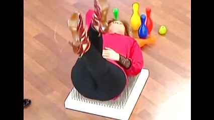 Problèmes de bureau avec une fille aux gros seins se videosalope doigte sur le bureau et pose
