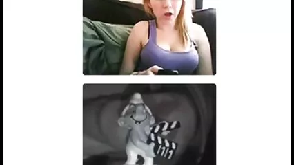 Un mec lèche la tres tres vieille cochonne chatte d'une blonde russe aux gros seins et aux orteils de génisse