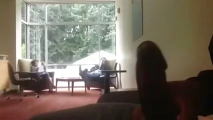 Embrasser le vieux Jim en train de dormir avec une belle jeune francaises cochonnes brune