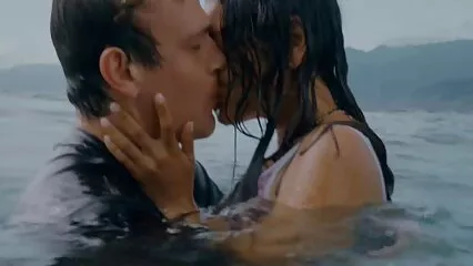 Il a embrassé une fille vieille cochonne allemande aux cheveux noirs et a commencé à lui faire l'amour.